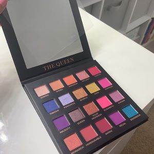 Eloise The Queen eyeshadow palette